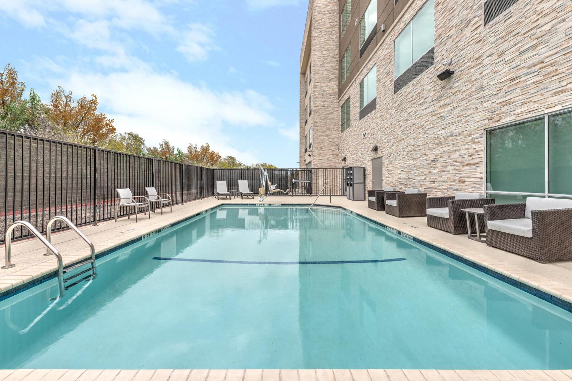 Holiday Inn Express & Suites Austin Airport East By Ihg Exterior foto